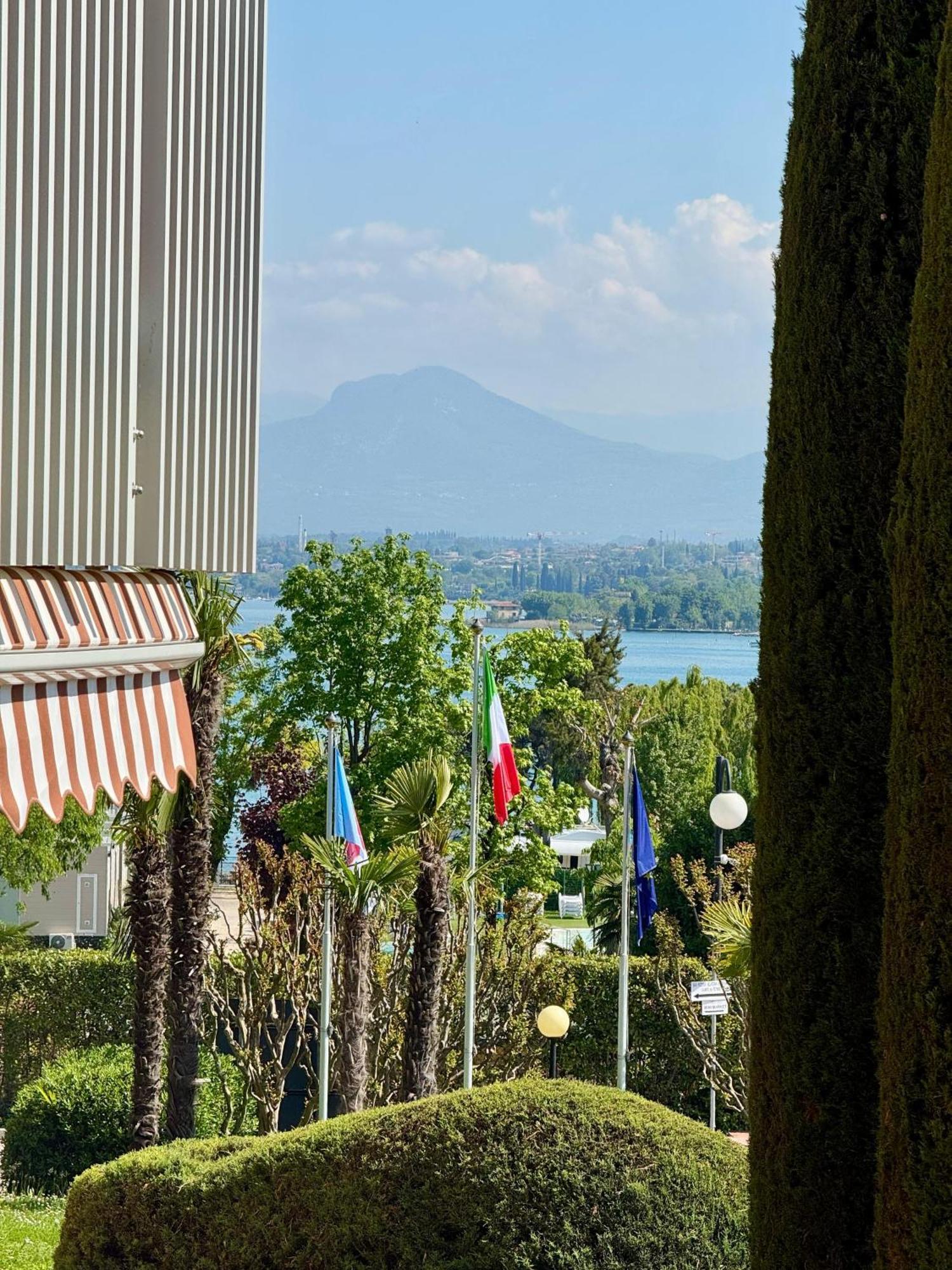 Easy Apartments Peschiera Peschiera del Garda Bagian luar foto