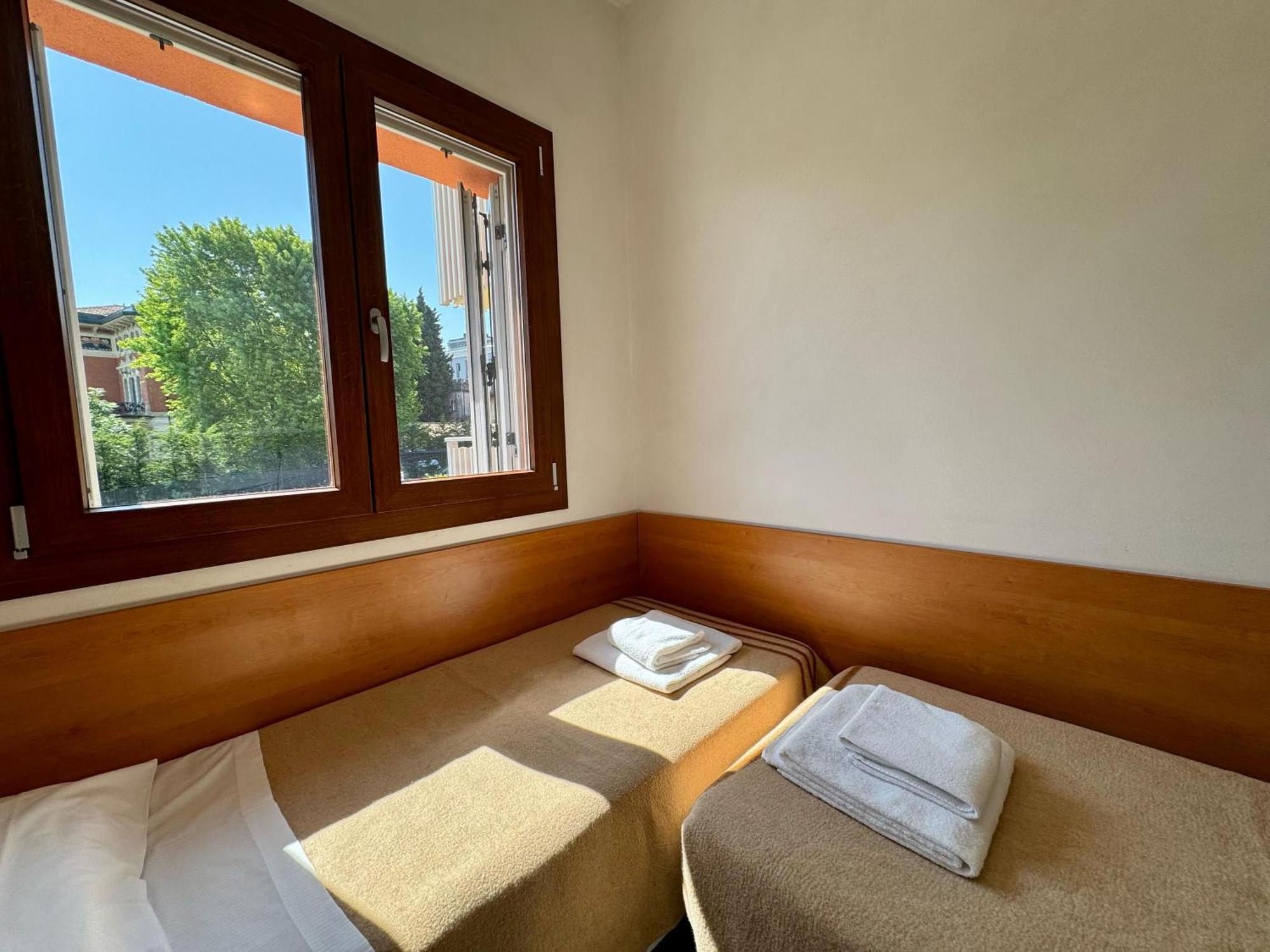 Easy Apartments Peschiera Peschiera del Garda Bagian luar foto